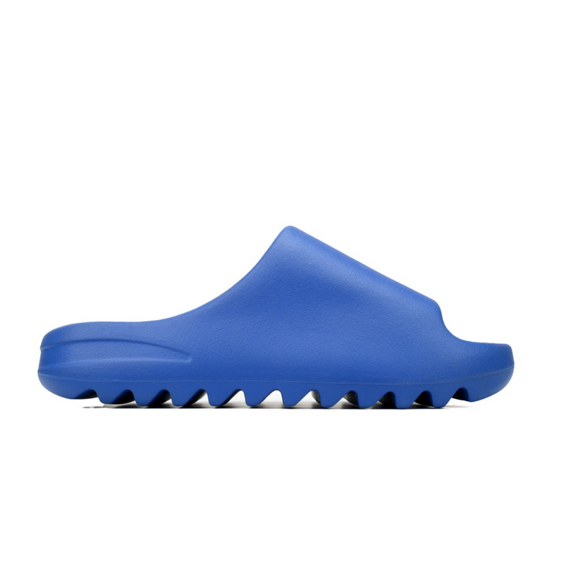Yeezy Slide Azure Centra de lado em fundo branco