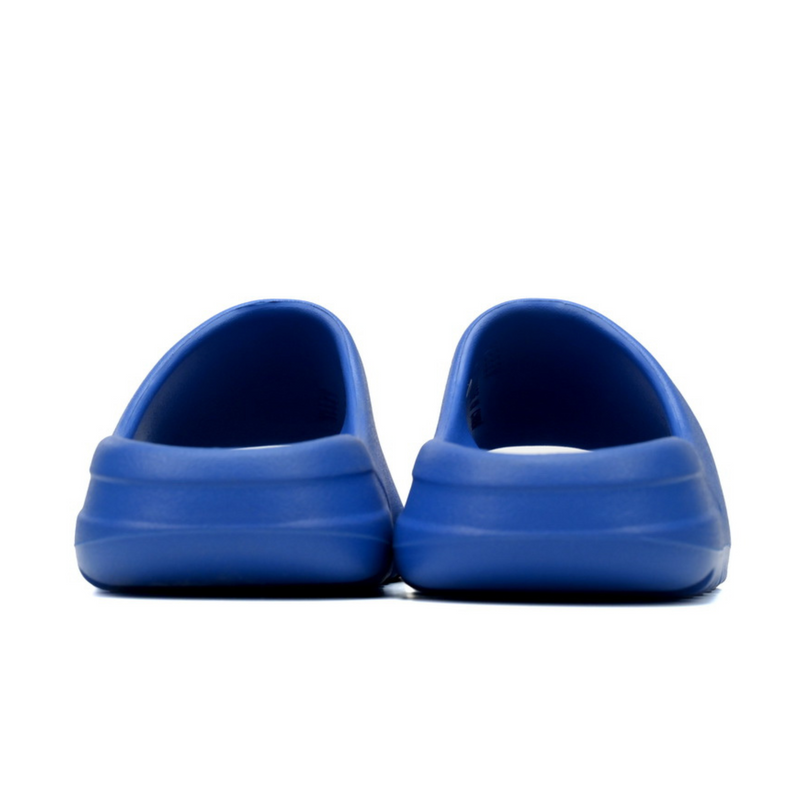 Yeezy Slide Azure Centra tras em fundo branco