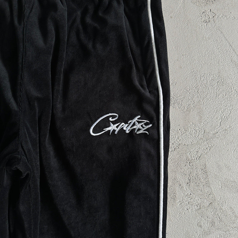 Conjunto Corteiz Velvet Trackset Black  calça logo em fundo real