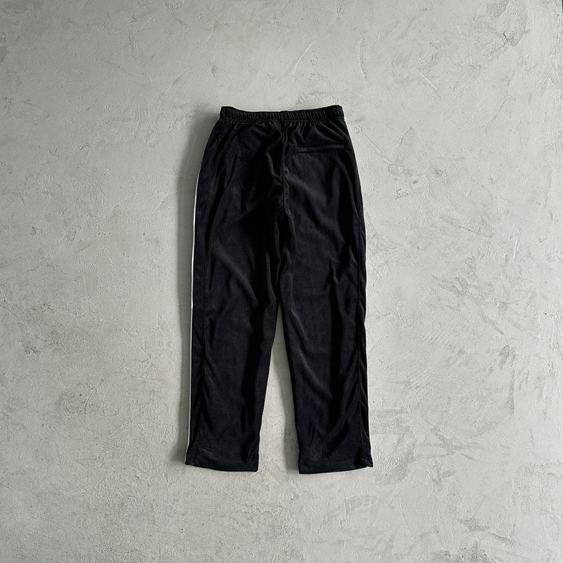 Conjunto Corteiz Velvet Trackset Black  calça tras em fundo real