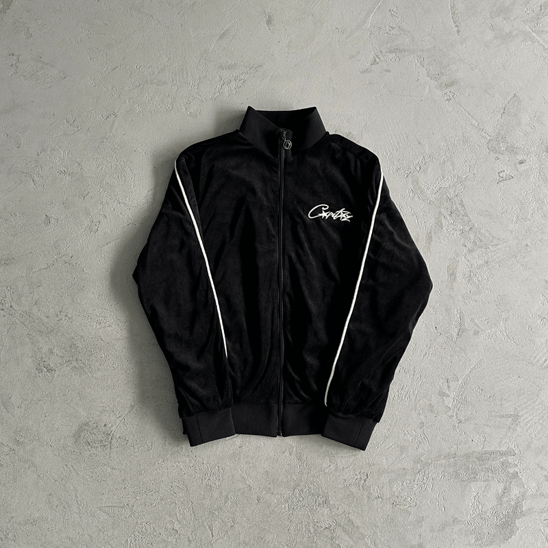 Conjunto Corteiz Velvet Trackset Black  casaco em fundo real