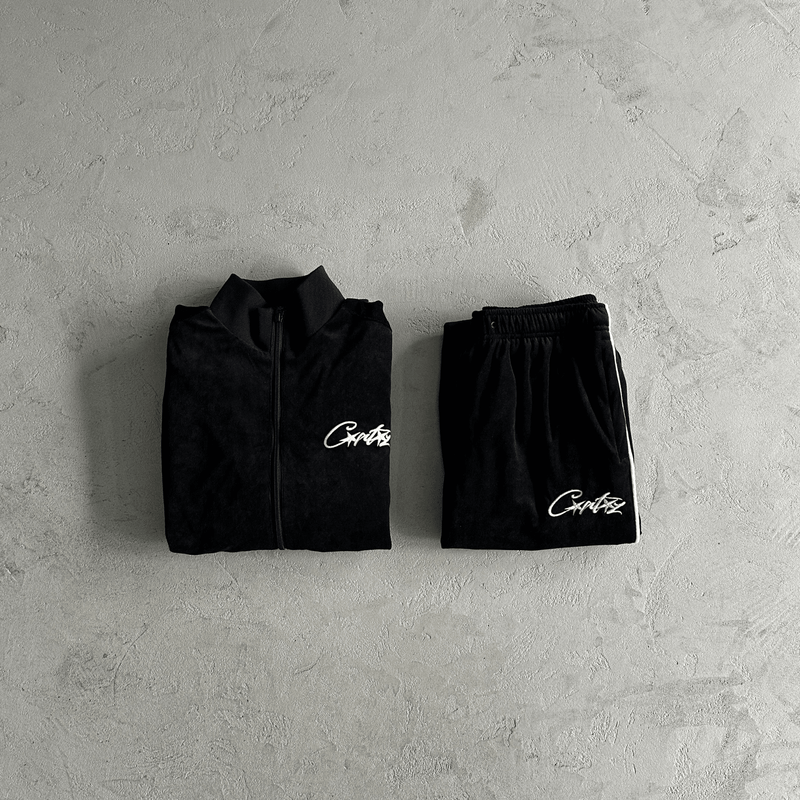 Conjunto Corteiz Velvet Trackset Black em fundo real