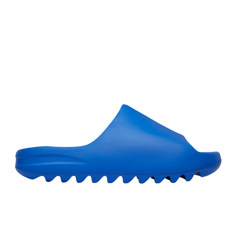 Yeezy Slide Azure Central em fundo branco